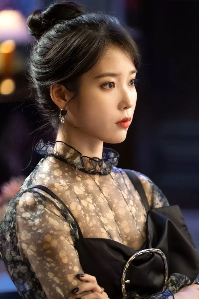 IU新剧美绝了!复古风穿搭风向标,照着穿复古又时尚!