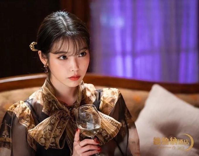 IU新剧美绝了!复古风穿搭风向标,照着穿复古又时尚!
