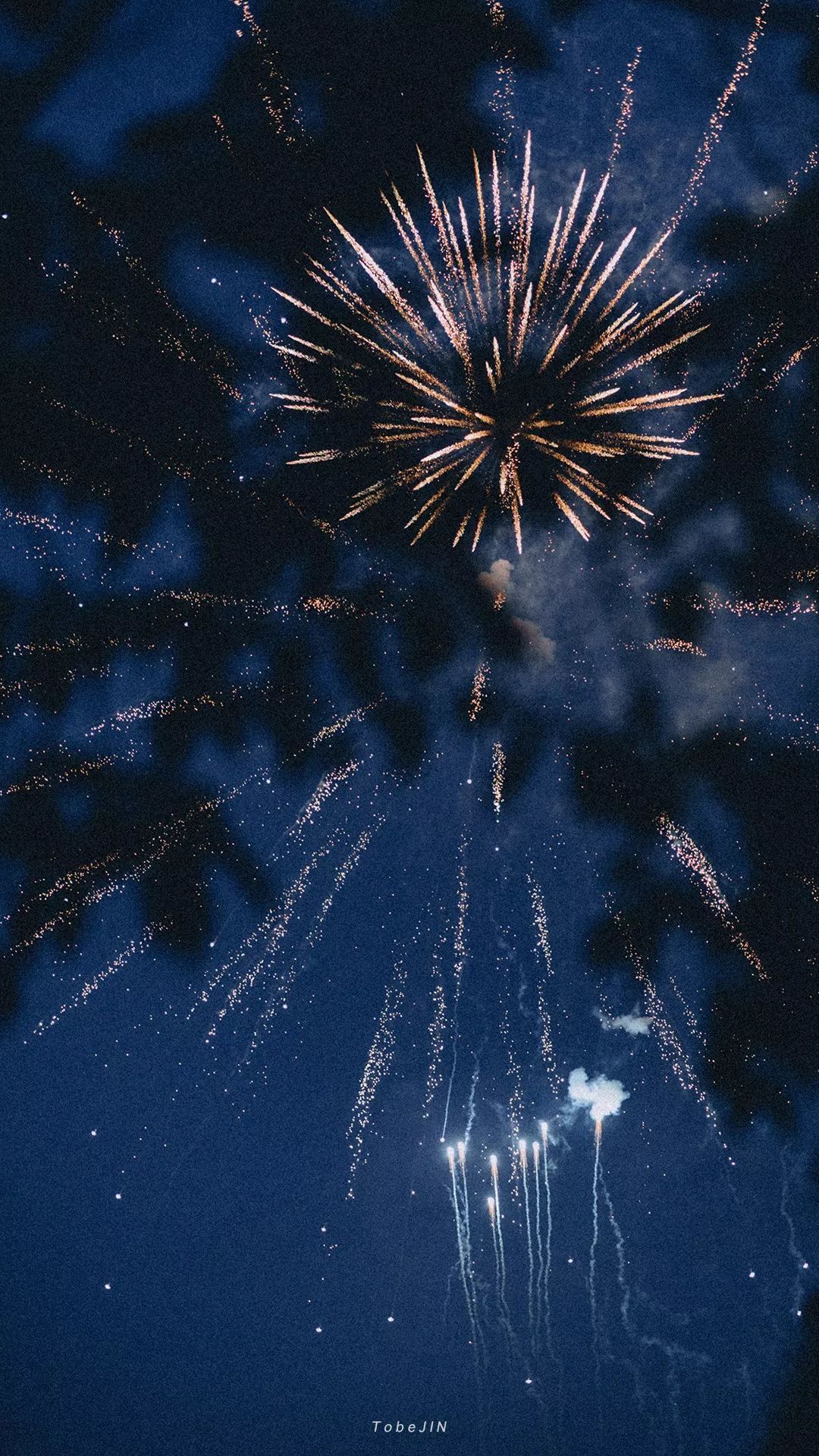 摄影:@overwater感受到一场场热闹非凡的烟火庆典~让我们仿佛身临其境