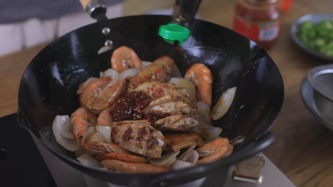 爱吃鸡翅和虾！那一定要学会这一锅，鲜香入味，不能错过！