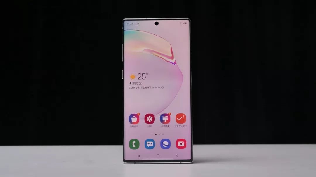 三星 Note 10+ 上手：亮点不多，「黑点」很大