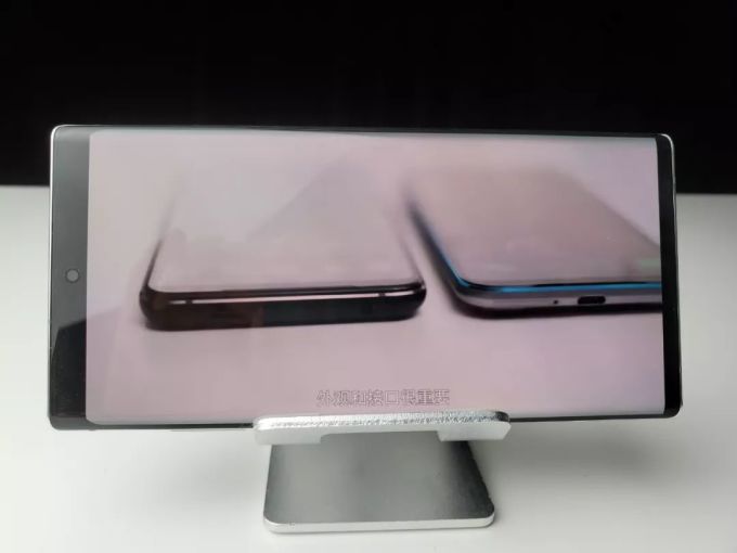 三星 Note 10+ 上手:亮点不多,「黑点」很大
