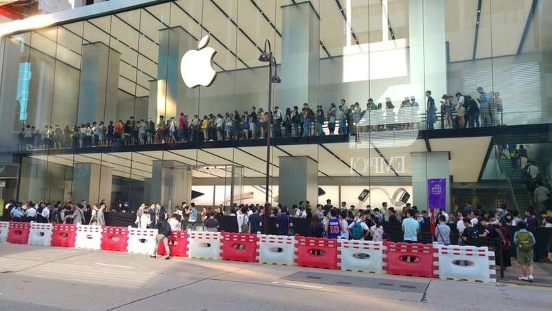 往年iPhone发售时的Apple Store