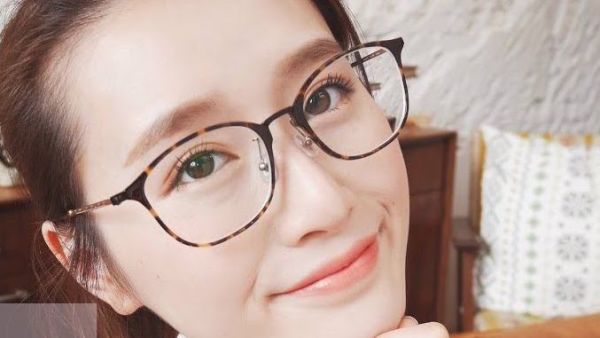 戴眼镜的时候怎么打扮更加分?超详细的化妆+选款攻略!