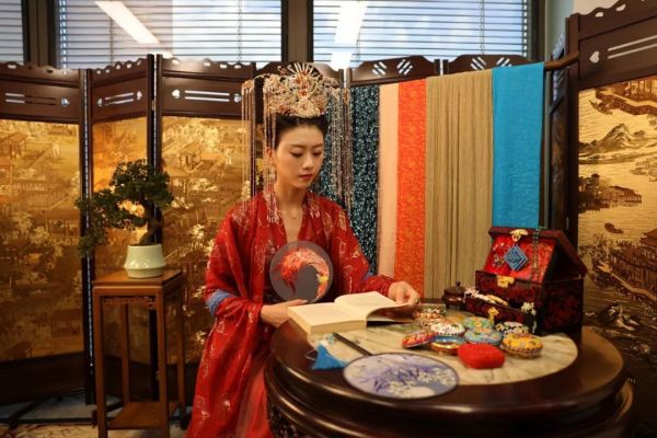 都是15299元!佳能发布2款RF镜头,“大三元”即将凑齐!