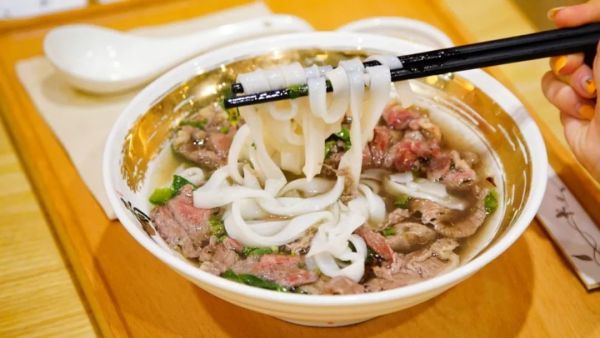 8.jpg 潮汕人都惊呆了,这家“日料店”竟然卖着粿条…