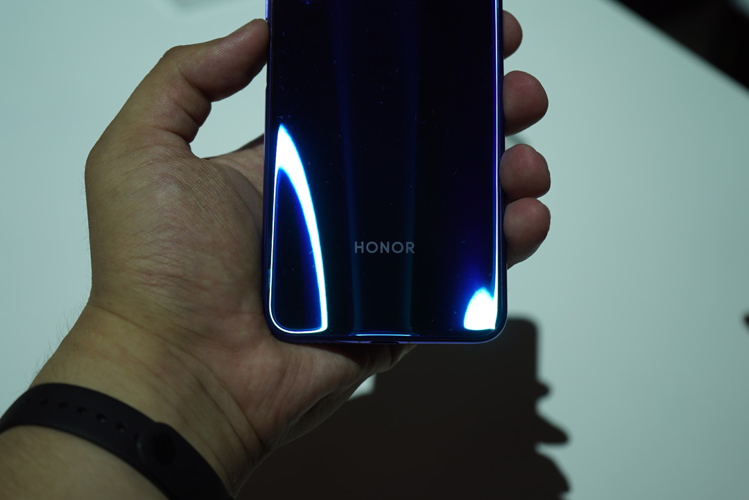 荣耀最强自拍机：HONOR  荣耀20S智能手机发布，麒麟810平台，荣耀20同模具