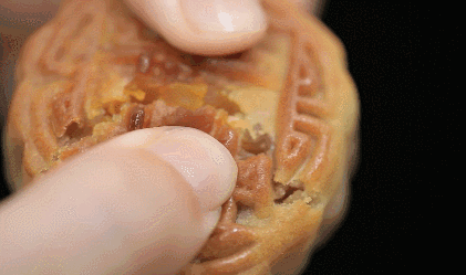 月饼哥哥“有温度的月饼”一天卖出20万个!今年换你给家人送月饼了