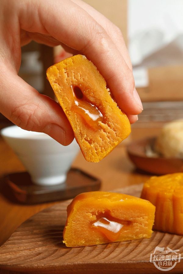 月饼哥哥“有温度的月饼”一天卖出20万个!今年换你给家人送月饼了