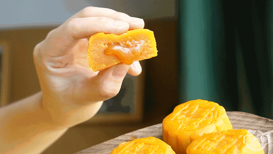 月饼哥哥“有温度的月饼”一天卖出20万个!今年换你给家人送月饼了