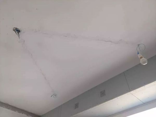 又丑又贵的吸顶灯就是智商税!这么布置灯光能省一半电费