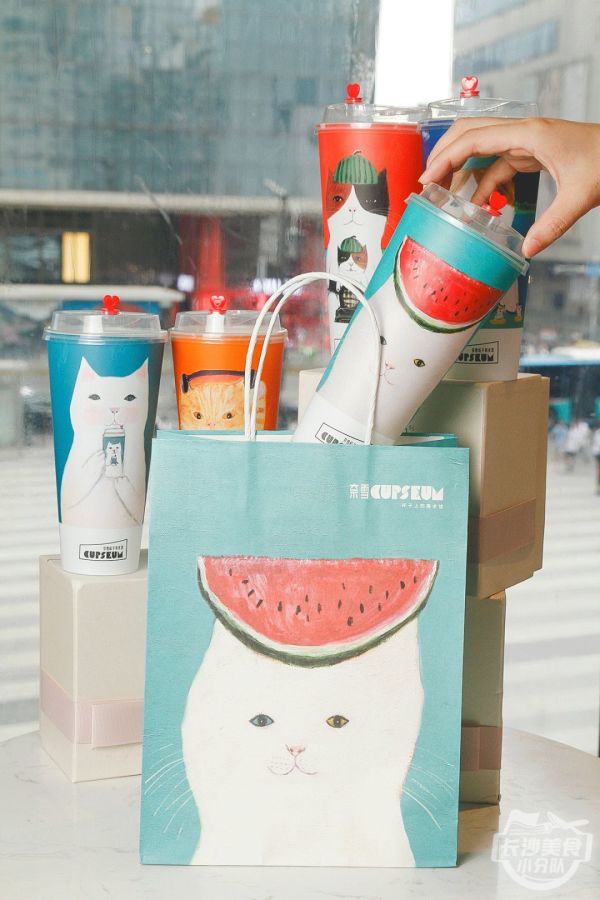 8月来奈雪,吸猫!还有新品冰淇淋猫眼绿宝石