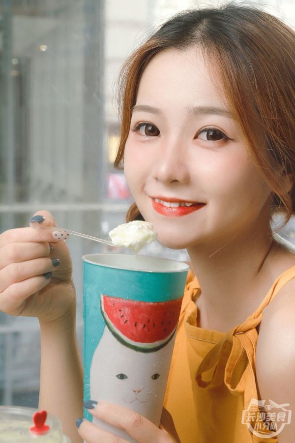 8月来奈雪,吸猫!还有新品冰淇淋猫眼绿宝石