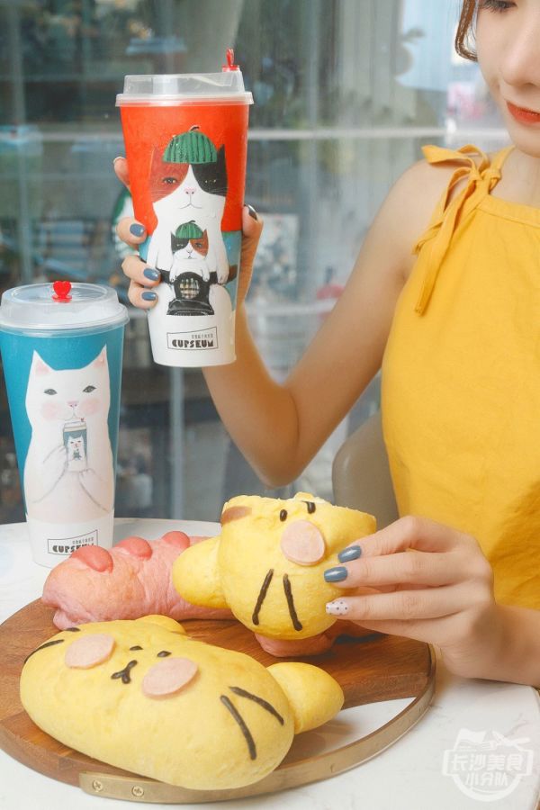 8月来奈雪,吸猫!还有新品冰淇淋猫眼绿宝石