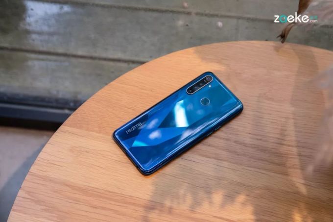 在不足千元的手机擂台赛之中,realme Q 像一位卯足干劲的选手