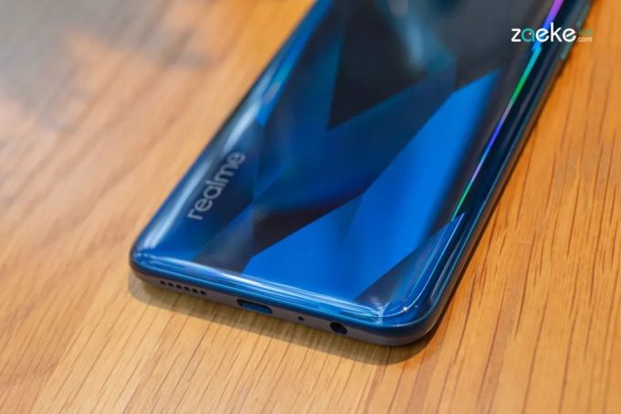 在不足千元的手机擂台赛之中,realme Q 像一位卯足干劲的选手