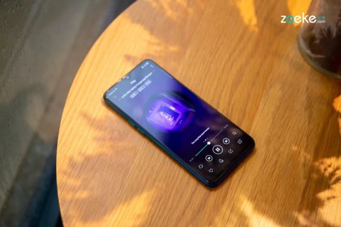 在不足千元的手机擂台赛之中,realme Q 像一位卯足干劲的选手