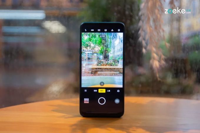 在不足千元的手机擂台赛之中,realme Q 像一位卯足干劲的选手
