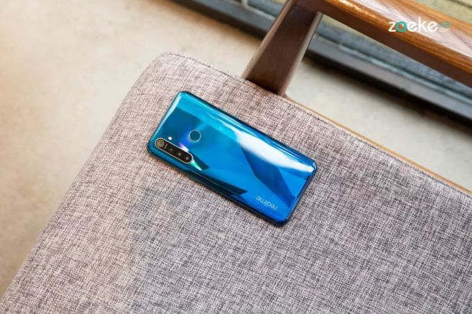 在不足千元的手机擂台赛之中,realme Q 像一位卯足干劲的选手