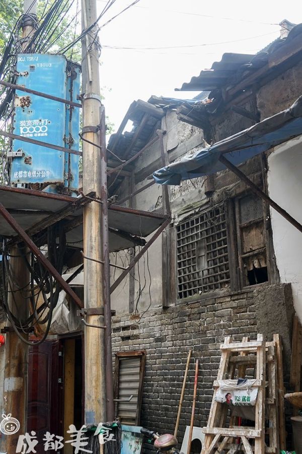 市中心80年代的烂瓦房一条街,只要5元吃1天。