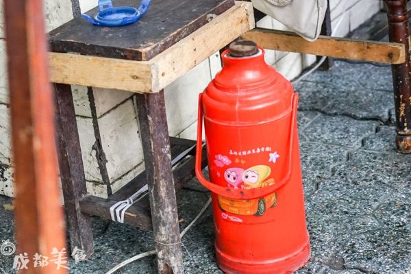 市中心80年代的烂瓦房一条街,只要5元吃1天。