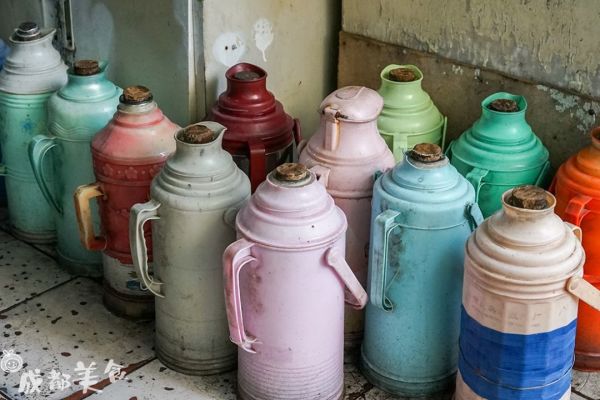 市中心80年代的烂瓦房一条街,只要5元吃1天。