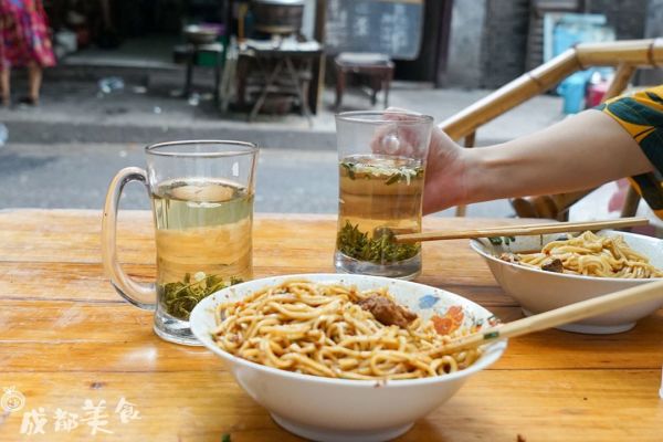 市中心80年代的烂瓦房一条街,只要5元吃1天。