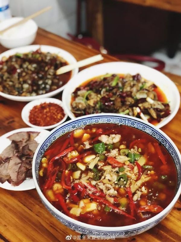 市中心80年代的烂瓦房一条街,只要5元吃1天。