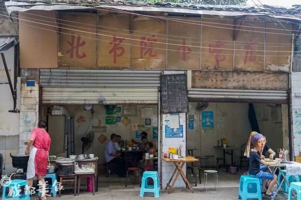 市中心80年代的烂瓦房一条街,只要5元吃1天。