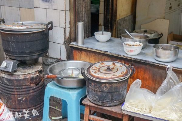 市中心80年代的烂瓦房一条街,只要5元吃1天。