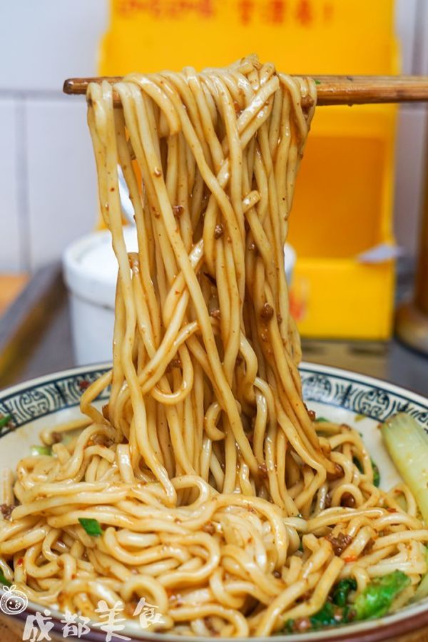 市中心80年代的烂瓦房一条街,只要5元吃1天。