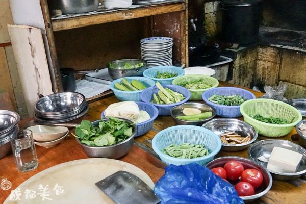 市中心80年代的烂瓦房一条街,只要5元吃1天。