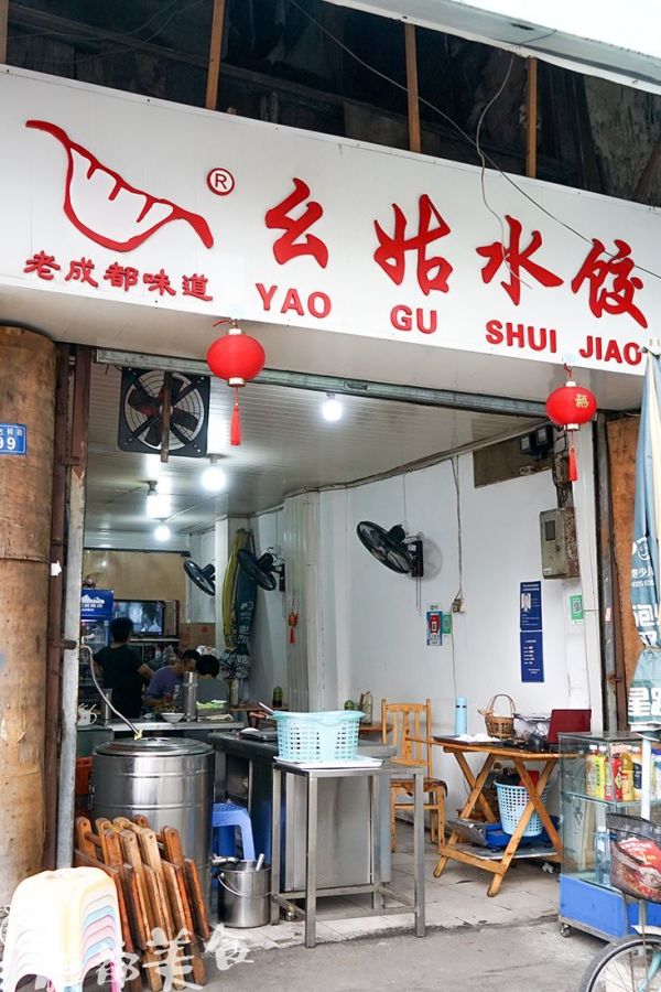 市中心80年代的烂瓦房一条街,只要5元吃1天。