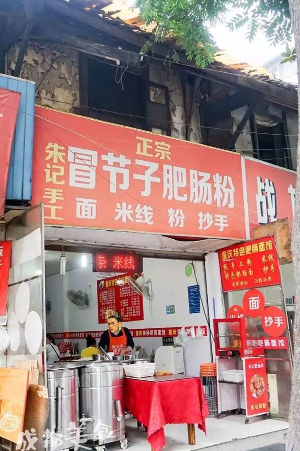 市中心80年代的烂瓦房一条街,只要5元吃1天。