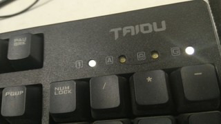 钛度红轴键盘 用了一年多了 f键差点坏了