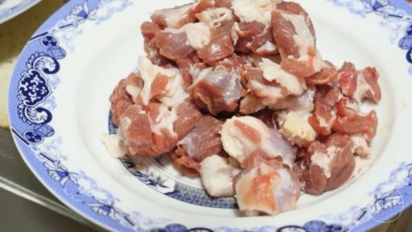 一口砂锅一块儿羊肉,二十分钟就能做出新疆手抓饭