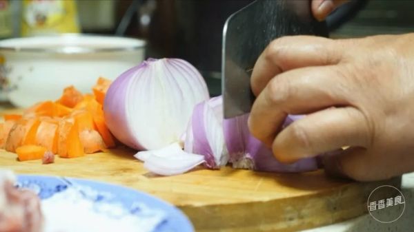 一口砂锅一块儿羊肉,二十分钟就能做出新疆手抓饭