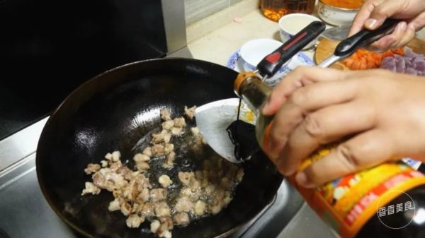 一口砂锅一块儿羊肉,二十分钟就能做出新疆手抓饭