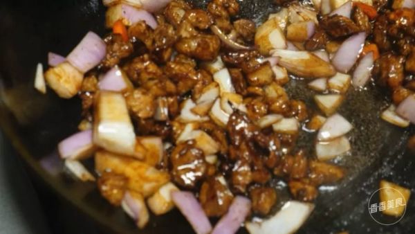 一口砂锅一块儿羊肉,二十分钟就能做出新疆手抓饭