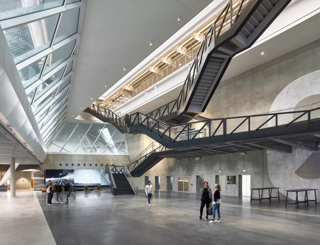 Adidas 最新总部大楼，外观就像个体育场，上班还得天天爬楼梯！