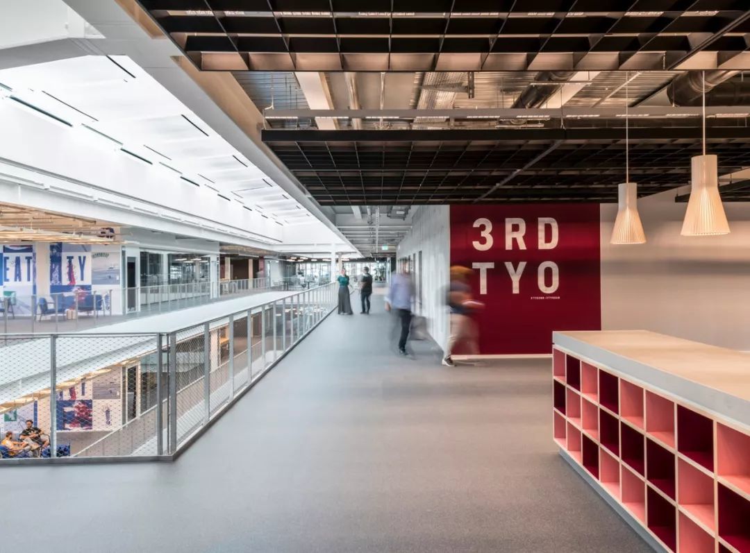Adidas 最新总部大楼，外观就像个体育场，上班还得天天爬楼梯！