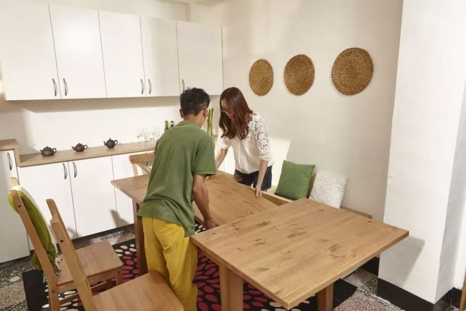 她只用宜家爆改8㎡餐厅,容下全家九口人!伸缩餐桌、大餐柜,收纳多5倍