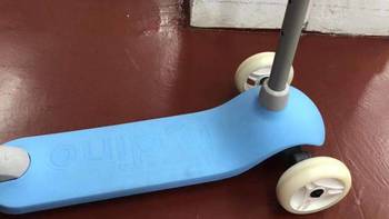 儿童滑板车是孩子的玩具，属于童车