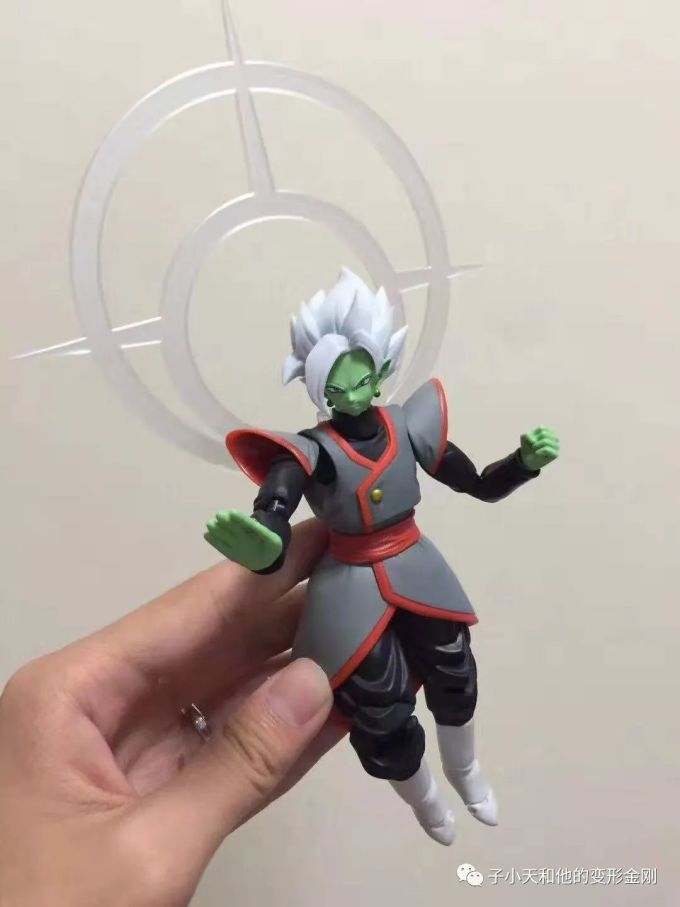 【评玩具】子小天:硕函测评《SHF超可动 精英界王神》(你没看错,这确实是个龙珠玩具……)