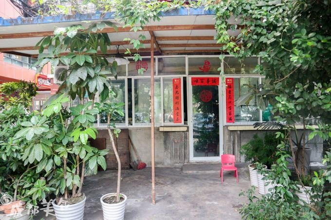 美领馆对面的“屌丝街”,拼桌吃的都是外国人!