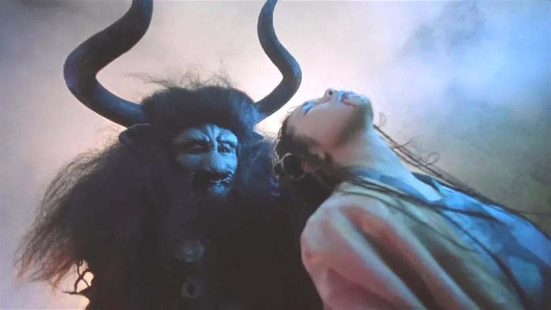 至尊宝在盘丝洞中找到了盘丝大仙留下的月光宝盒,这个时候牛魔王带白