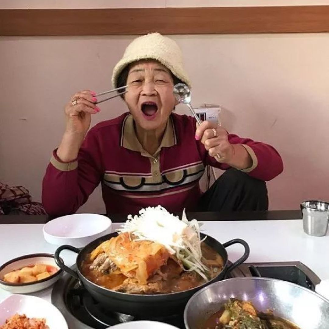 80岁老人靠吃饭走红30万粉丝追着看她活得比00后更酷