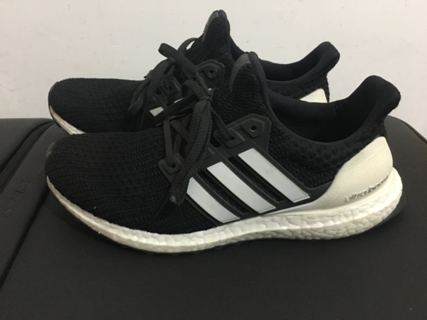 adidas UltraBOOST跑步鞋