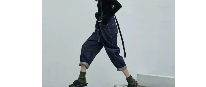  磁器推物：秋季穿搭，来一条背带裤吧