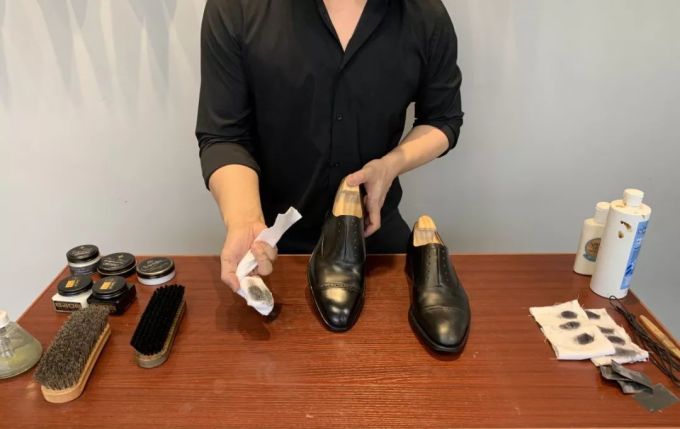 抹油打蜡直接上手:Nick的硬核鞋履护理 | 周末不谈衣服